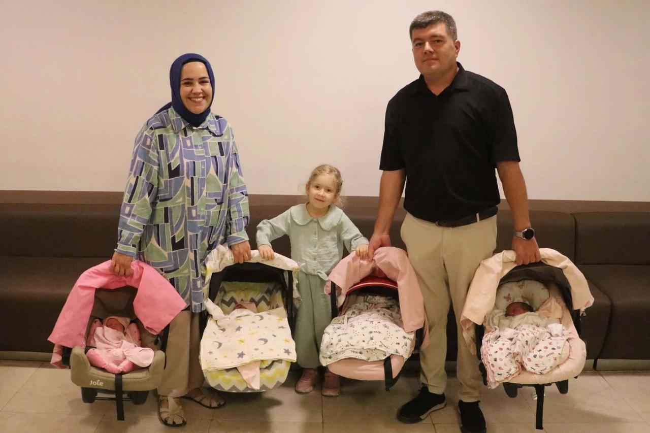 İkinci çocuk isterken dördüzleri oldu