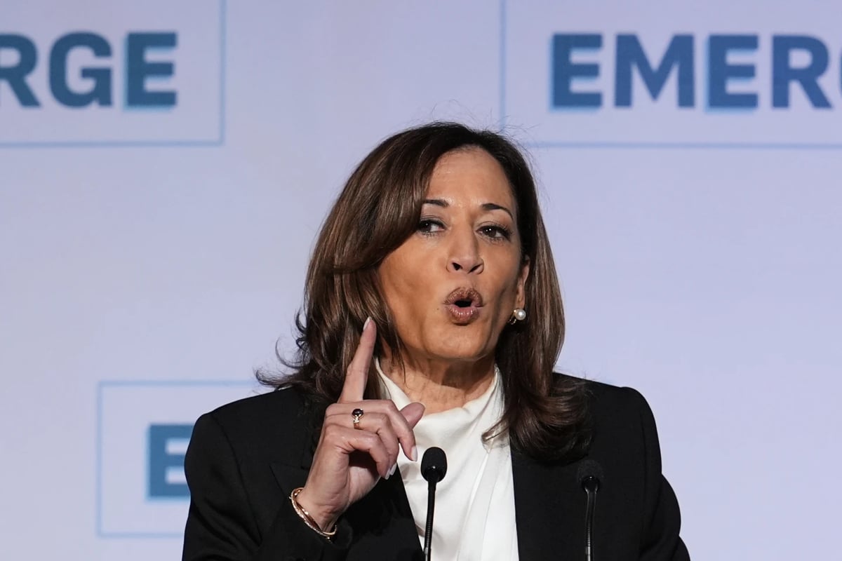 Kamala Harris San Francisco'da düzenlenen Emerge 20. Yıldönümü Galası'nda konuştu. (AP)
