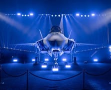 Finlandiya ilk F-35A savaş uçağını resmî törenle tanıttı