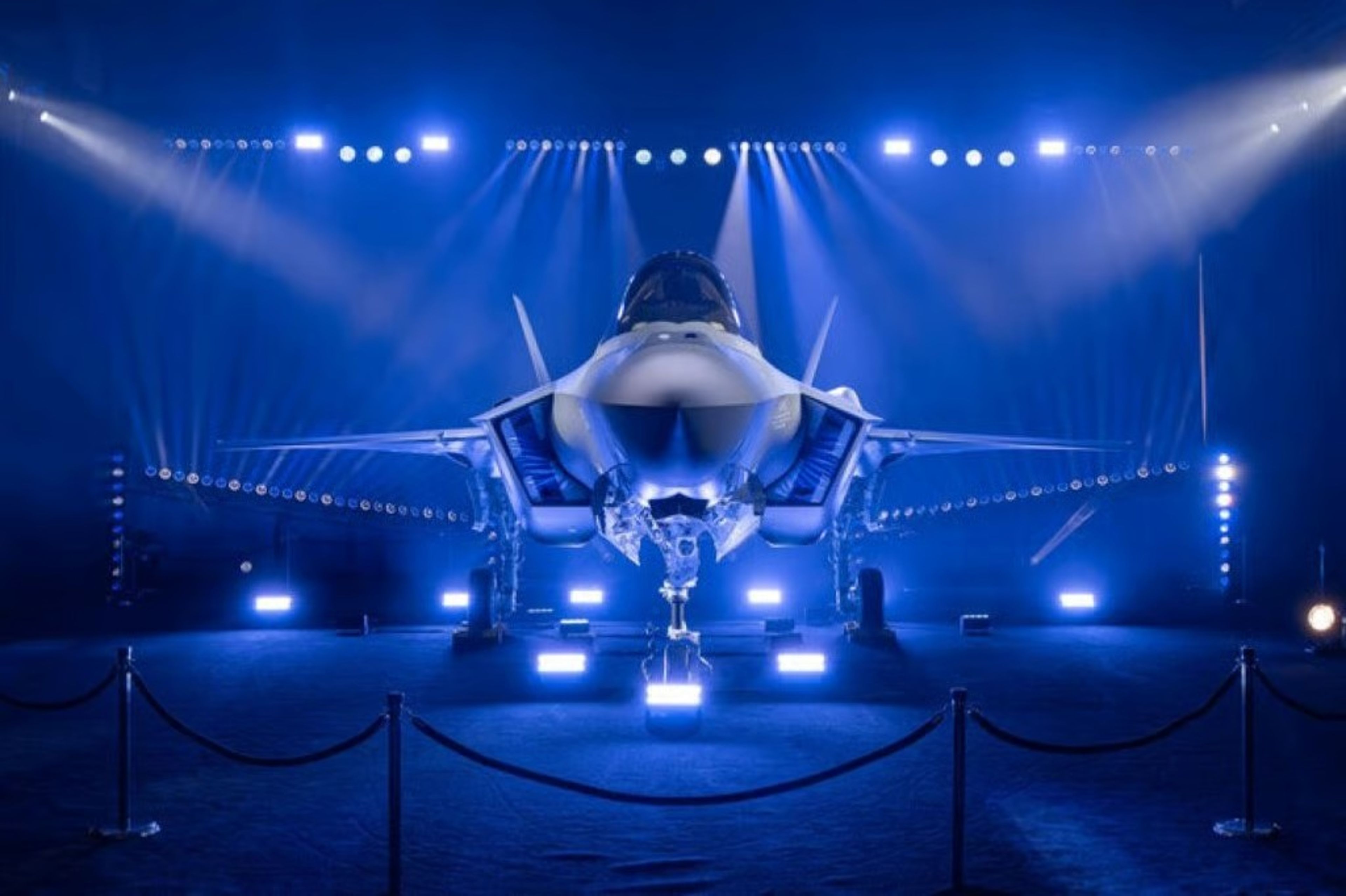 Finlandiya ilk F-35A savaş uçağını resmî törenle tanıttı