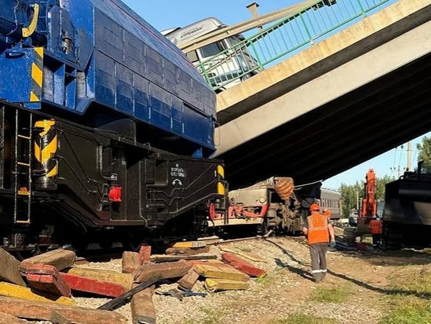 Bryansk’ta facia: Yolcu treninin üzerine köprü çöktü