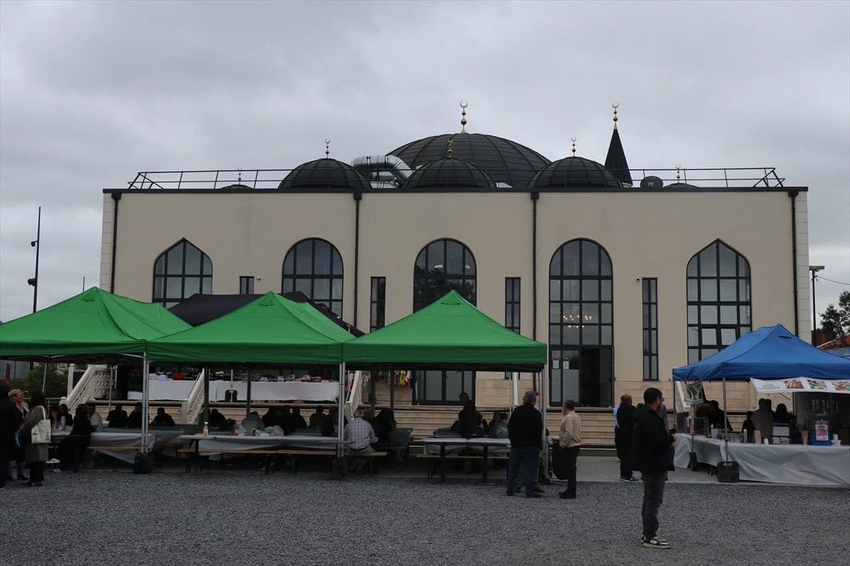 Eyüp Sultan Camisi Fransa'da ibadete açıldı