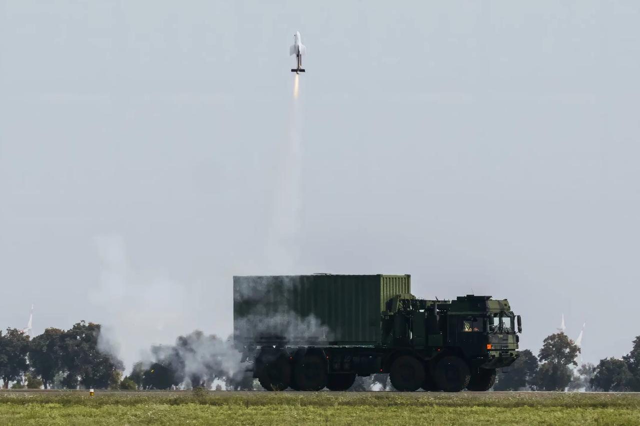 Rheinmetall, 100 kilometre menzilli FV-014 dolanan mühimmatını hareket halindeyken ateşledi