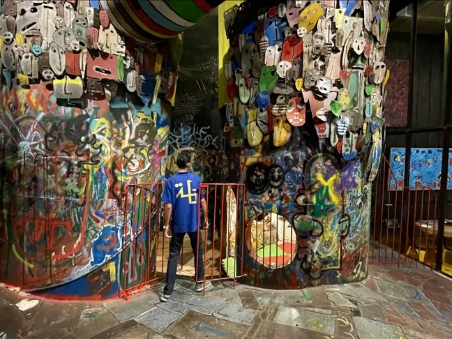 Savaşın atıklarını geri dönüştürerek kafe inşa etti