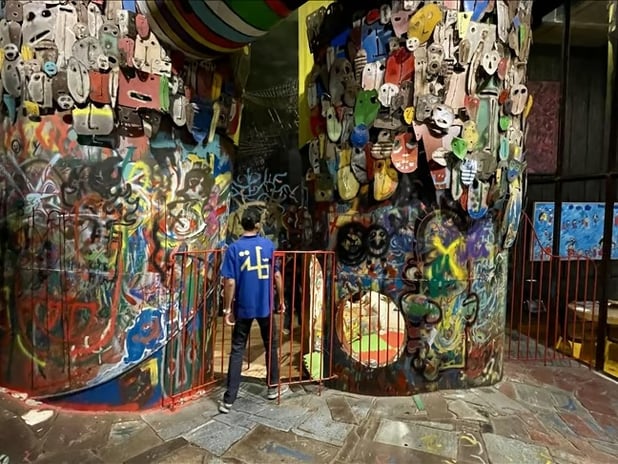 Savaşın atıklarını geri dönüştürerek kafe inşa etti