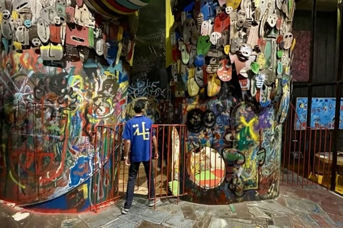 Savaşın atıklarını geri dönüştürerek kafe inşa etti