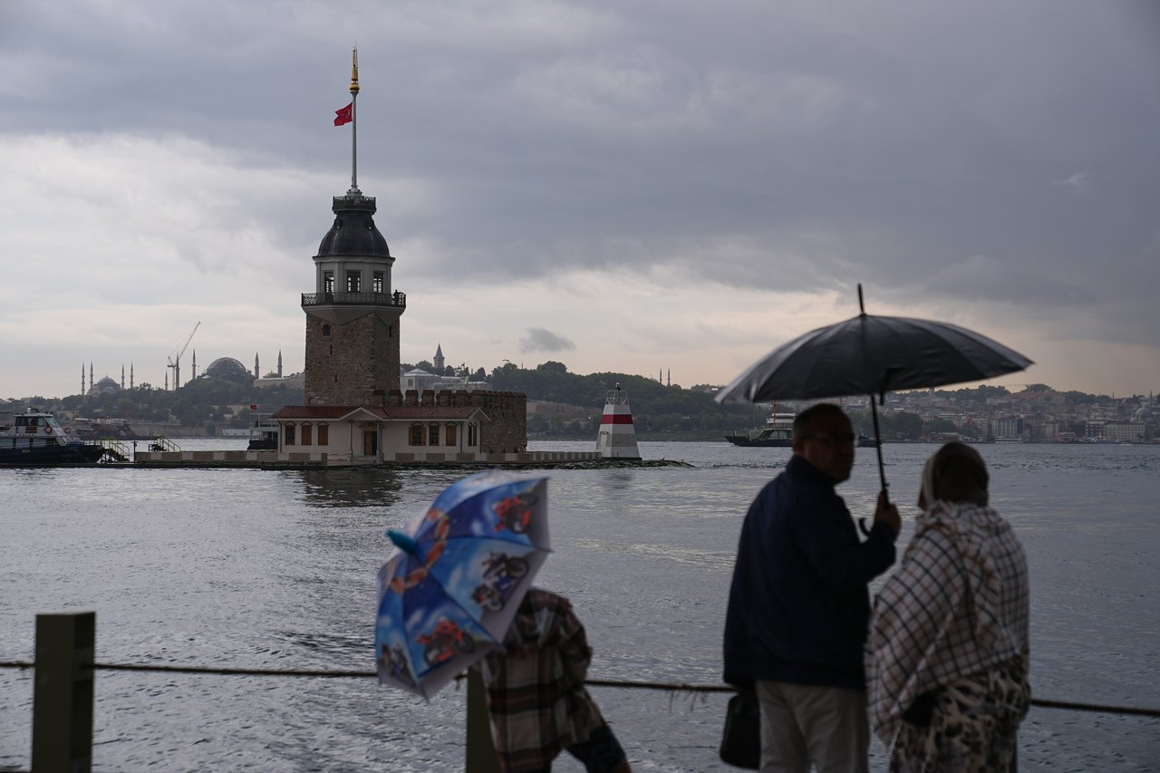İstanbul için sağanak ve fırtına alarmı!