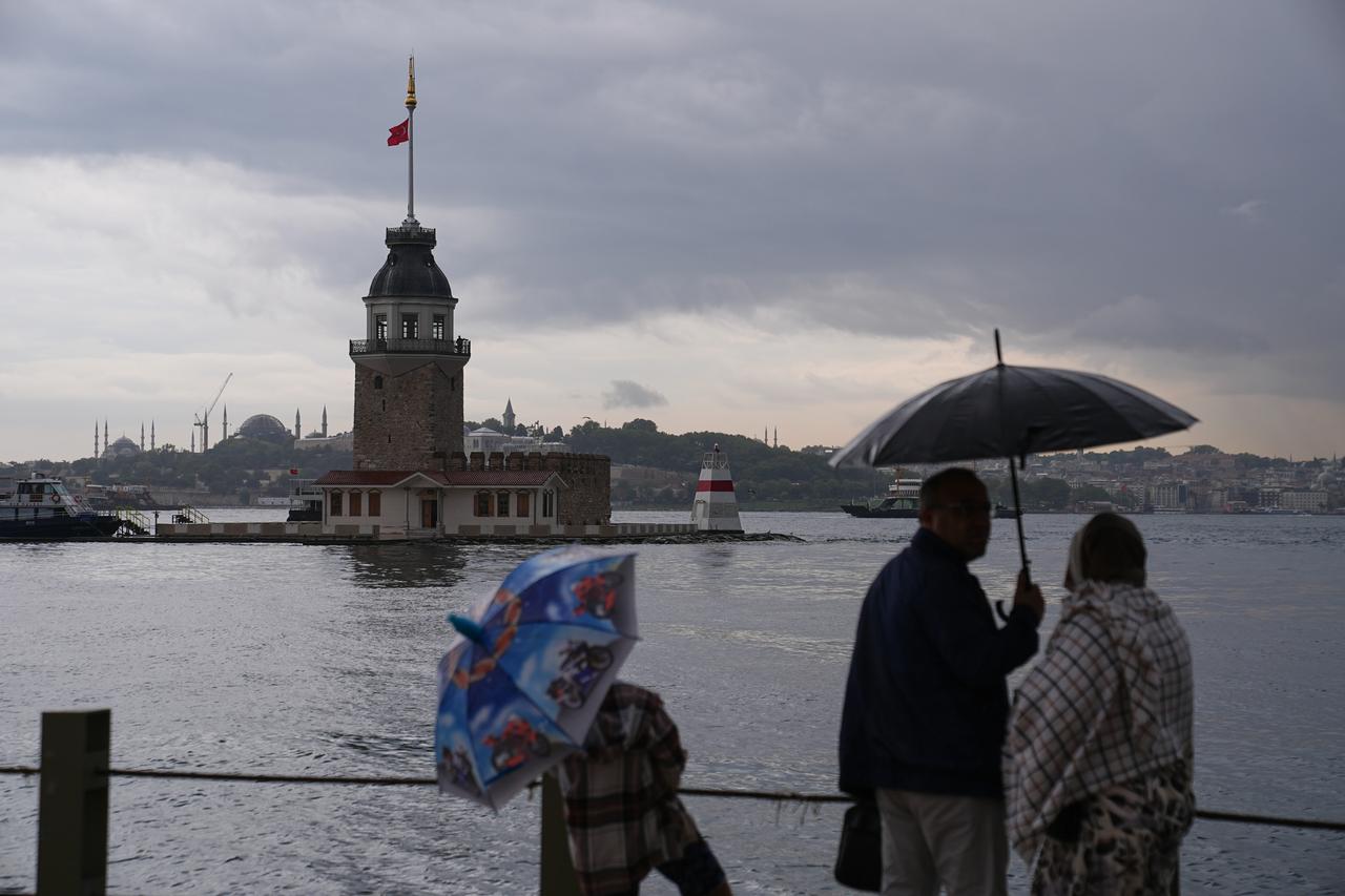 İstanbul için sağanak ve fırtına alarmı! Valilik saat vererek uyardı