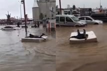 Yatağı sal gibi kullanarak göle dönen yolda gezdi