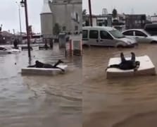 Yatağı sal gibi kullanarak göle dönen yolda gezdi