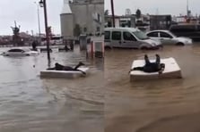 Yatağı sal gibi kullanarak göle dönen yolda gezdi