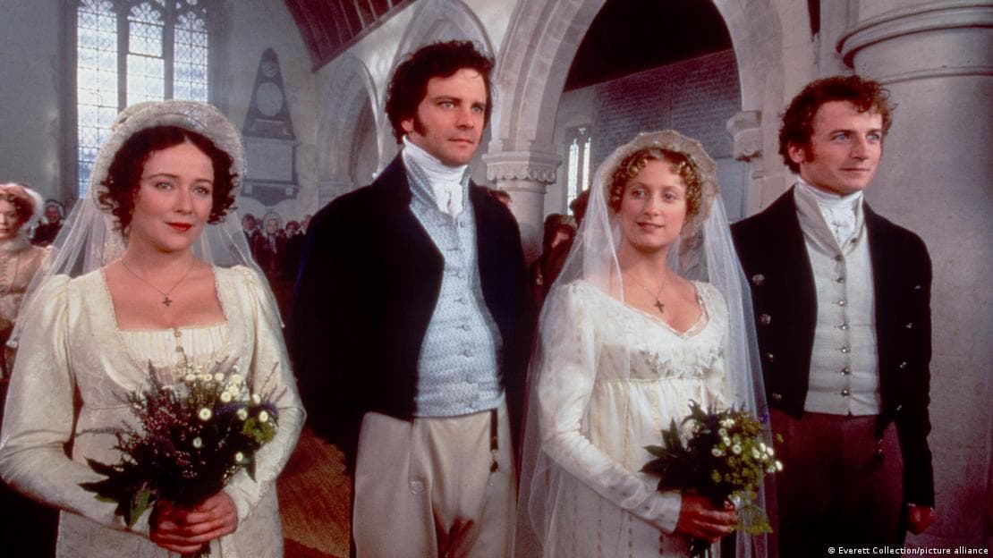 Colin Firth'ün (soldan ikinci) Bay Darcy'yi canlandırdığı beyazperde görüntüsü, sosyal medya için yeniden düzenlendi.