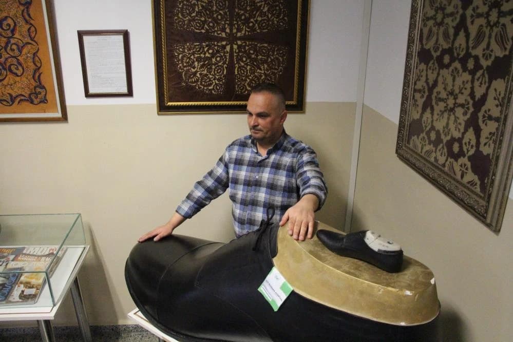 Gören şaşkına dönüyor! Bu ayakkabı tam 222 numara