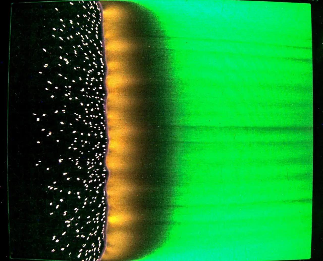 NASA'nın Saffire-IV deneyi için insansız Cygnus kargo uzay aracının içinde bir kumaş örneği yanıyor.