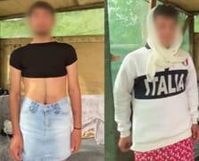 Hırsızlık yaptığı iddia edilen kişilere etek giydirip video çektiler