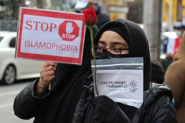 Berlin'de başörtülü kadına saldırı