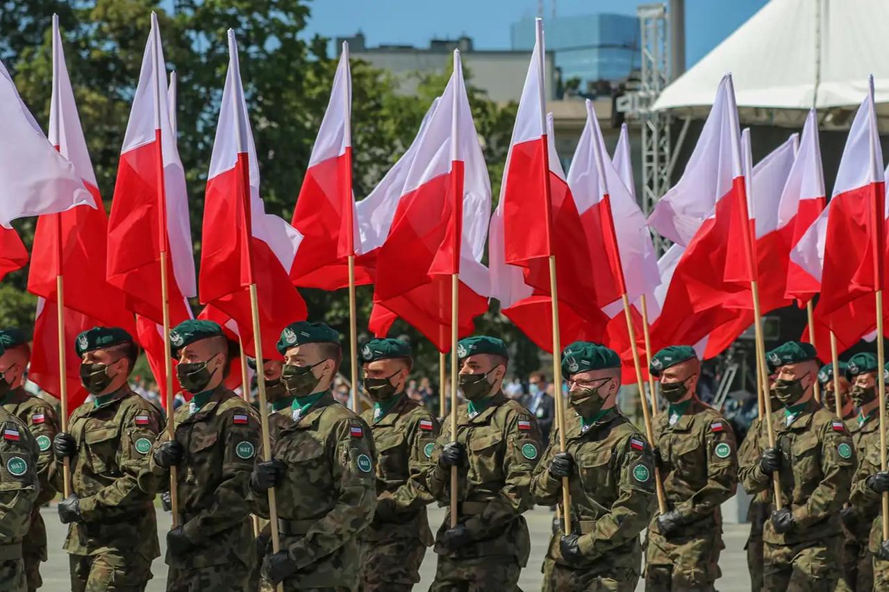 Polonya zorunlu askerlik hizmetini yeniden gündeme aldı