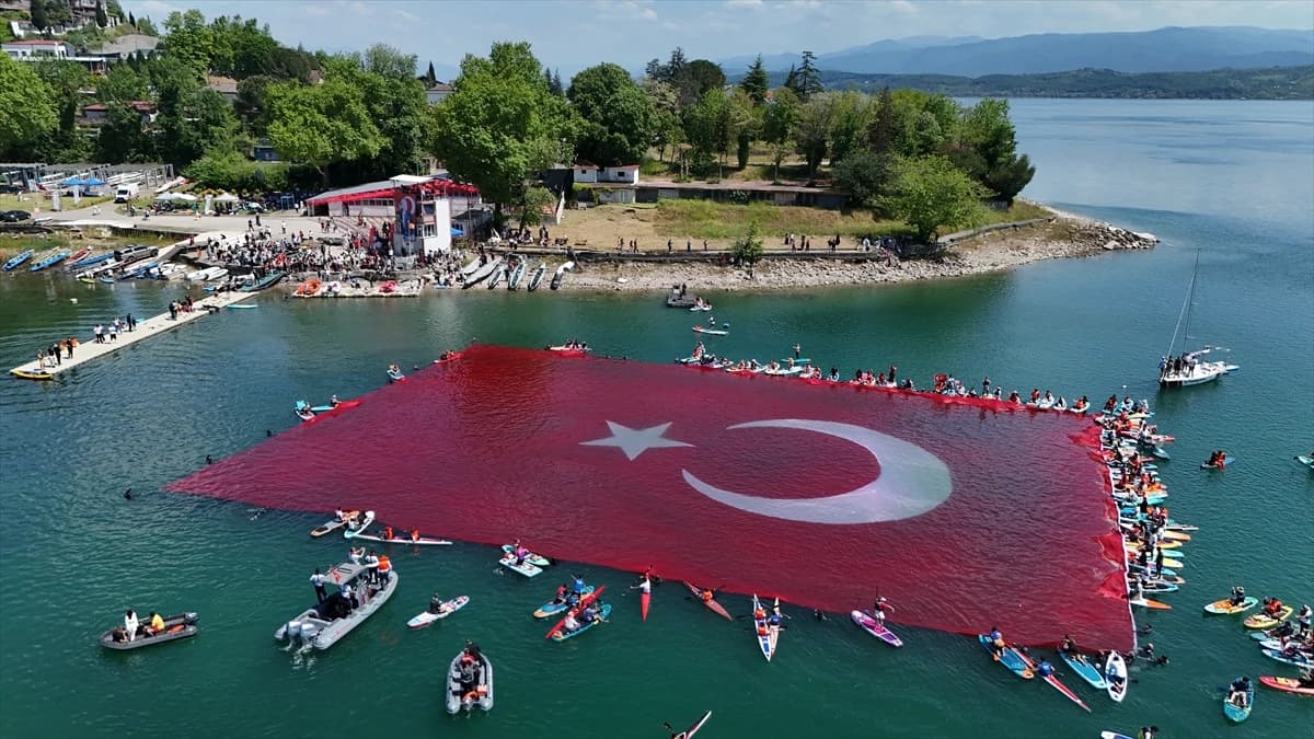 Sapanca Gölü dev Türk bayrağı 