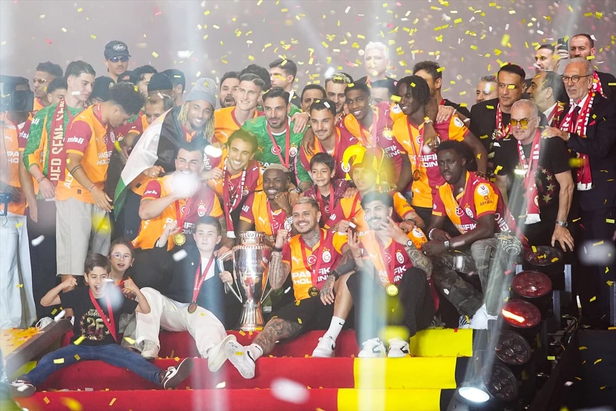 Galatasaray 26. şampiyonluk kupasını RAMS Park'ta kaldırdı