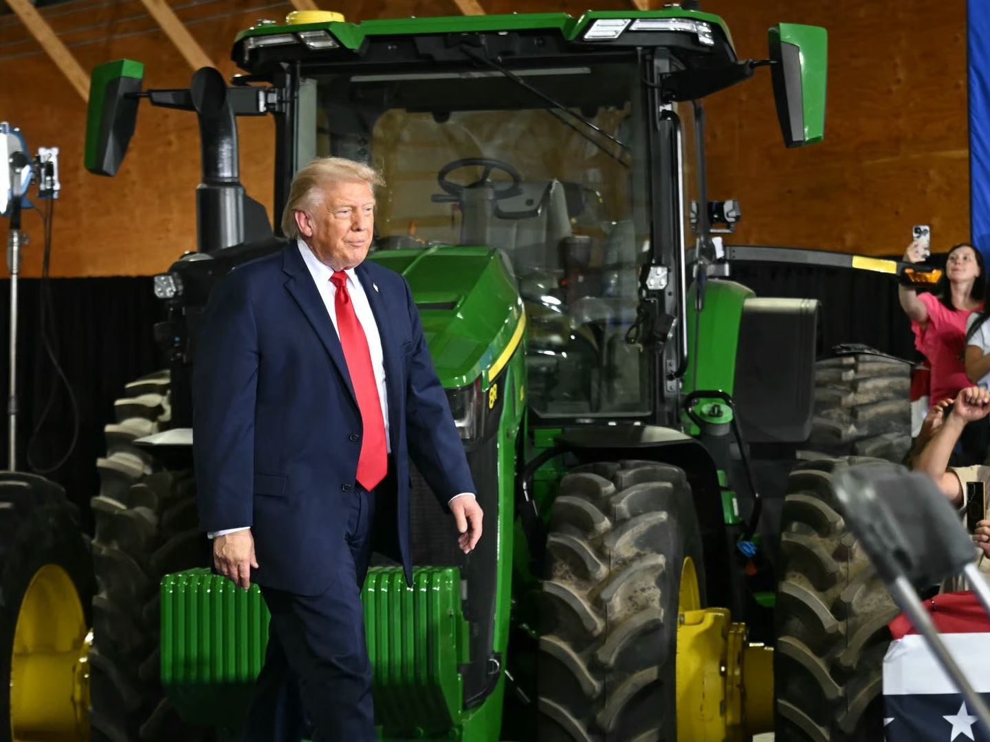 Trump sinirlenip röportajı terk etti: Ya sahtekarsın ya da aptal