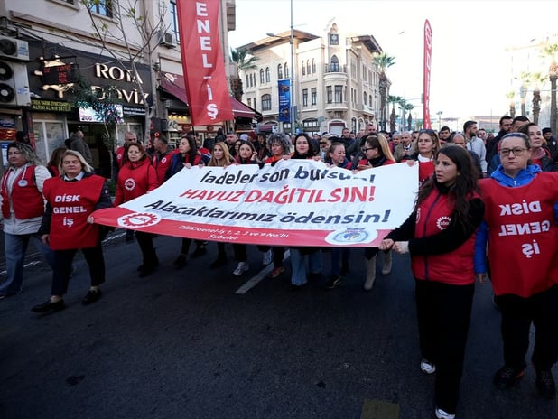 İzmir'de belediye işçilerinden ücretsiz izin ve sosyal hak eylemi devam ediyor