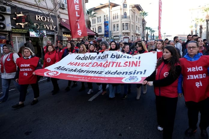 İzmir'de belediye işçilerinden ücretsiz izin ve sosyal hak eylemi devam ediyor