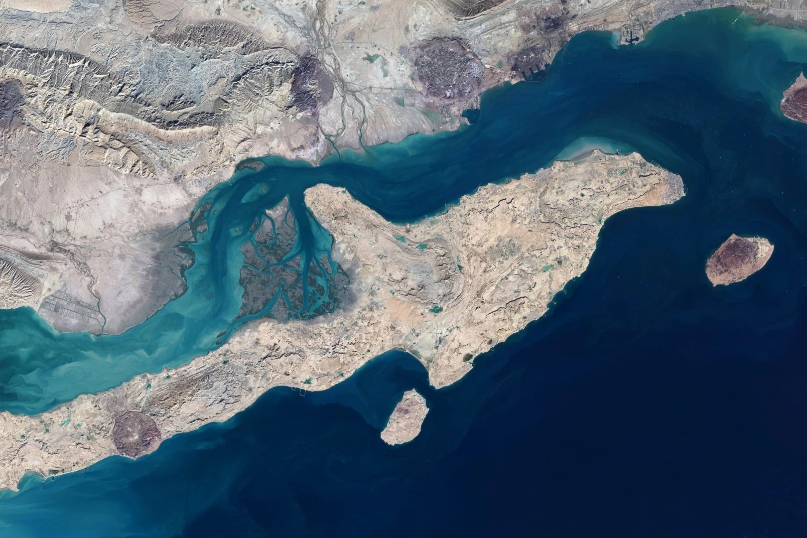 Iran Claims Fighter Jet Repelled Near Qeshm