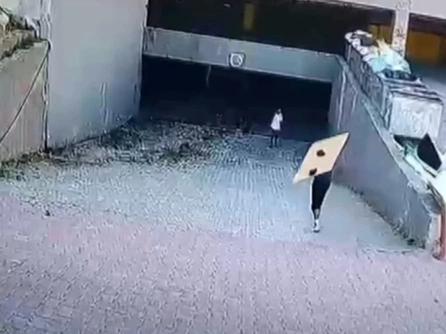 Yangından önce otoparka kartonlarla girdiler