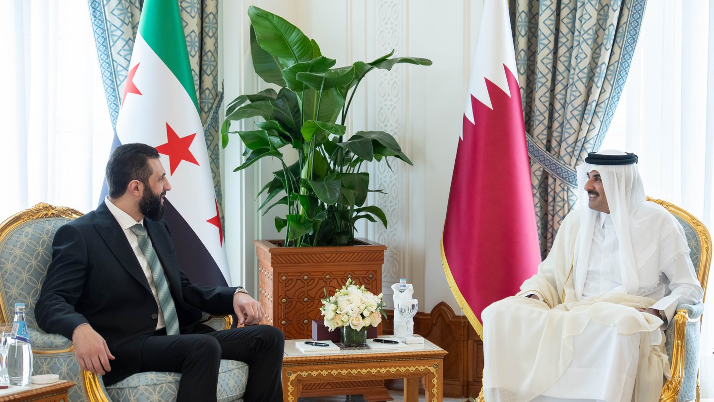 Suriye Cumhurbaşkanı Ahmed Şara Katar Emiri Şeyh Temim bin Hamed Al Sani Doha'da bir araya geldi.
