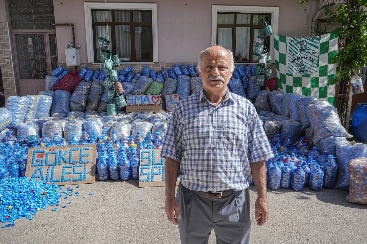 İhtiyaç sahiplerine topladığı kapaklarla destek oluyor