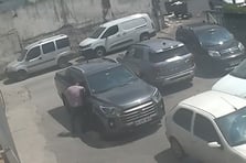 Park halindeki aracın camını kırıp içerisindeki çantayı çaldılar