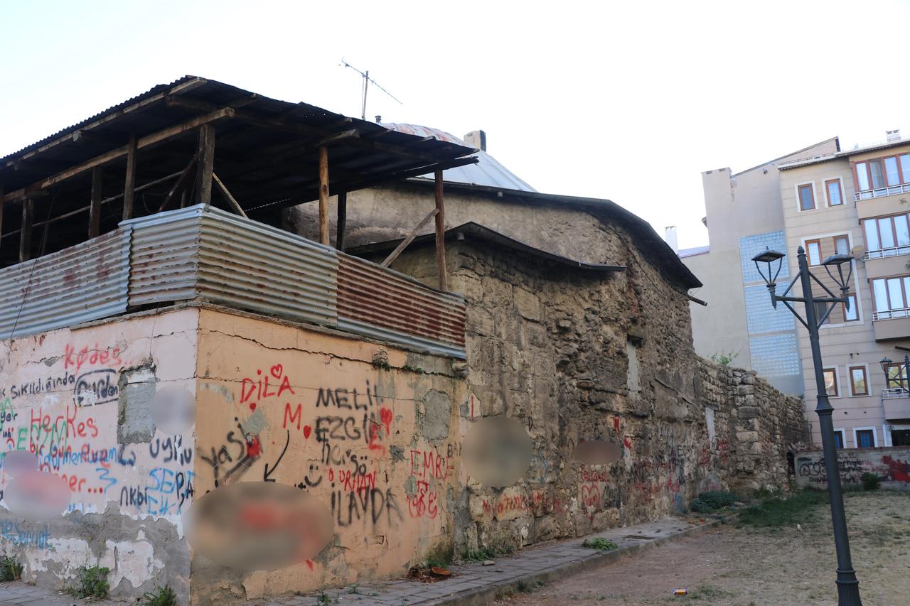 Üç asırlık tarihi hamam on yılda çürümeye terk edildi