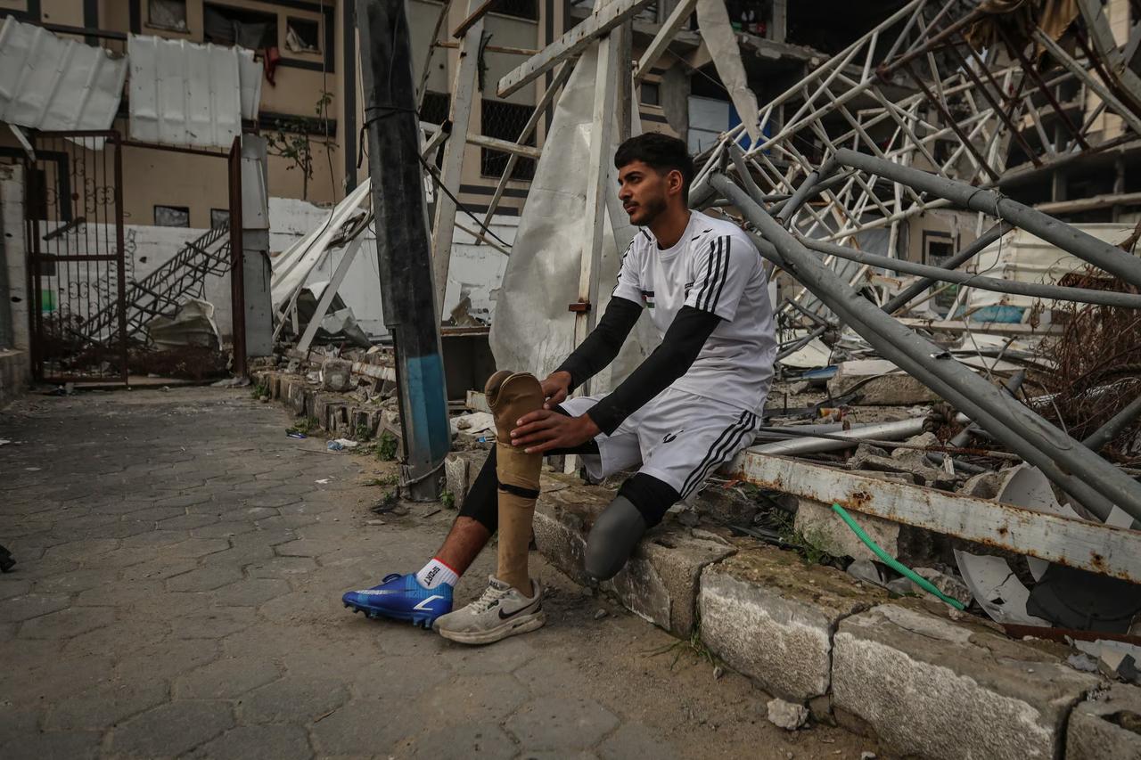 İsrail köydeki tek çocuk futbol sahasını hedef aldı