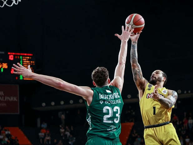 Basketbol Süper Ligi'nde son hafta düşme hattında kritik viraj: Manisa ligde kalırken Darüşşafaka 11 yıl sonra küme düştü.