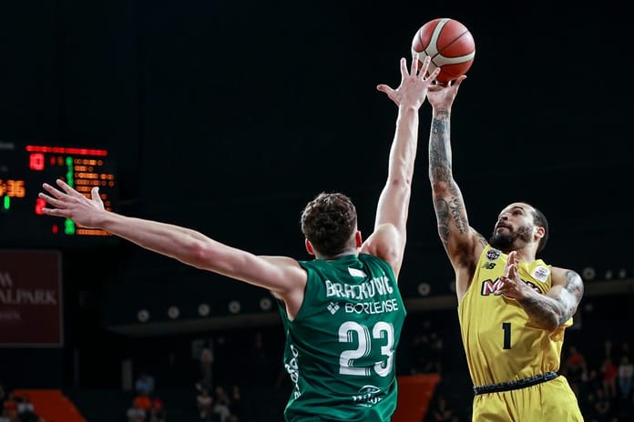 Basketbol Süper Ligi'nde son hafta düşme hattında kritik viraj: Manisa ligde kalırken Darüşşafaka 11 yıl sonra küme düştü.