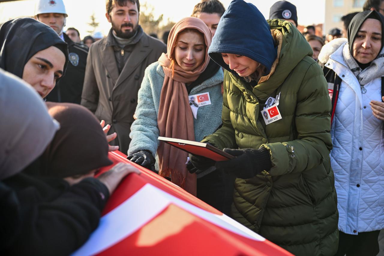 Şehitler son yolculuklarına uğurlandı: Gözyaşları sel oldu