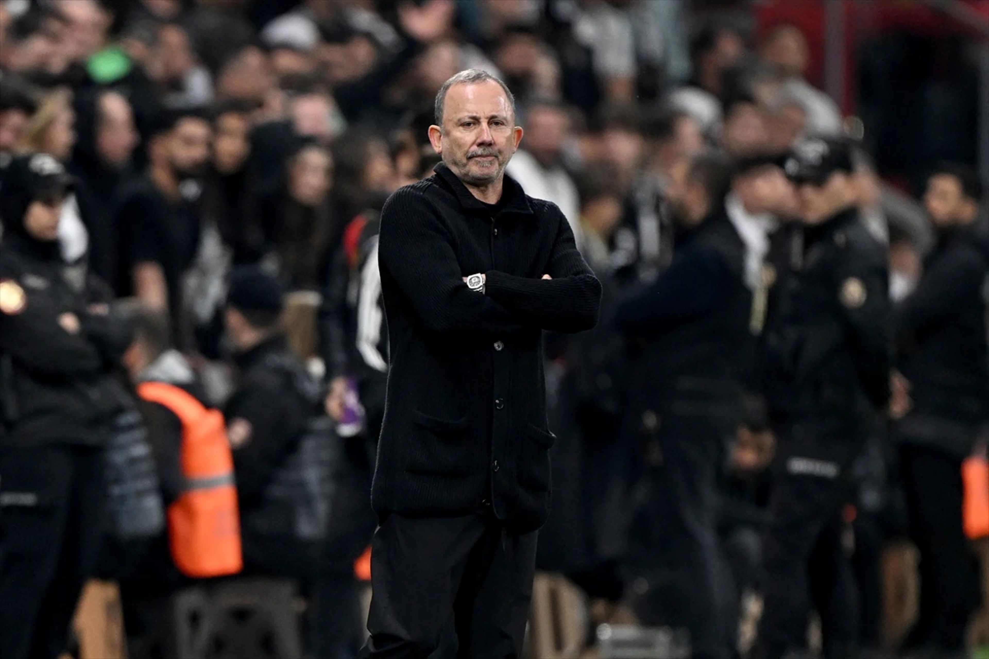 Tribünlerden istifa sesleri