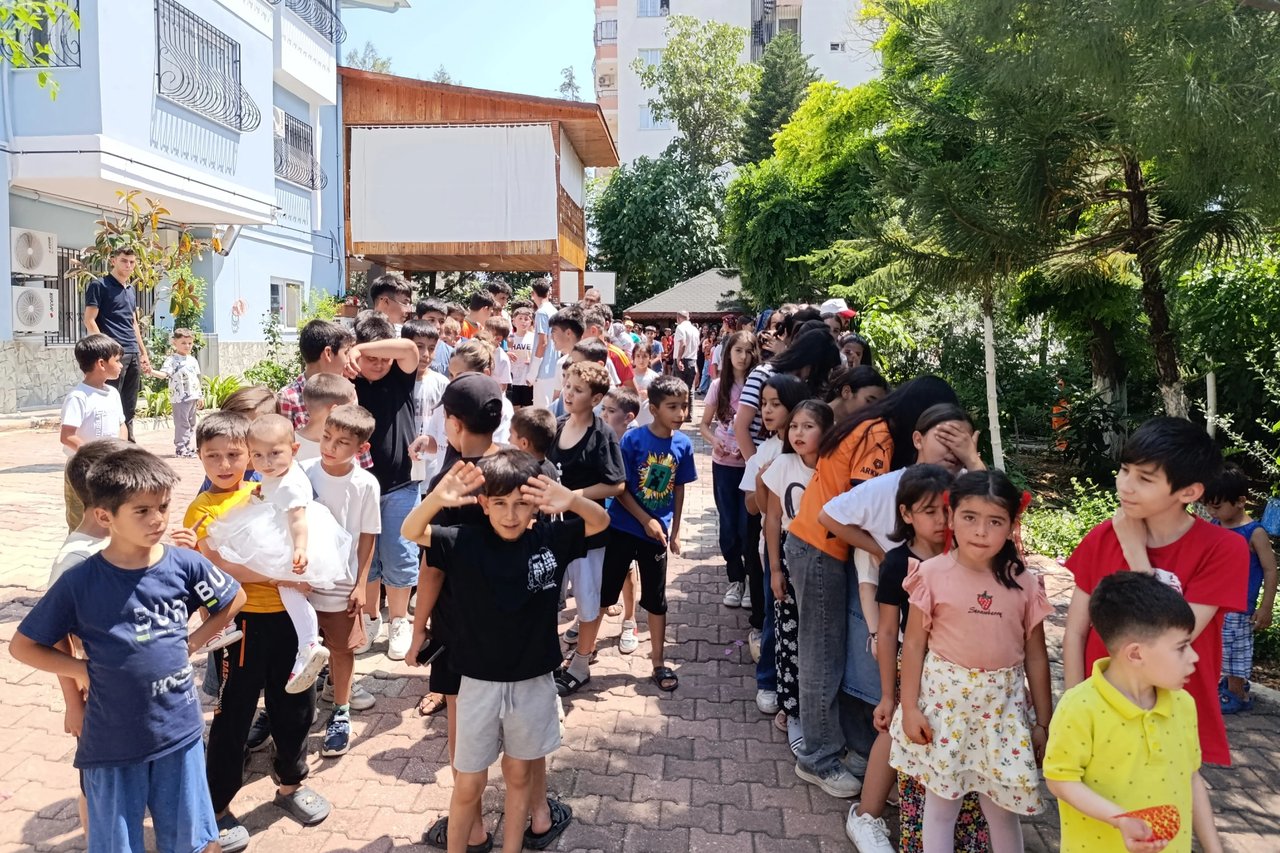 Her bayram mahalledeki çocuklara harçlık dağıtıyorlar
