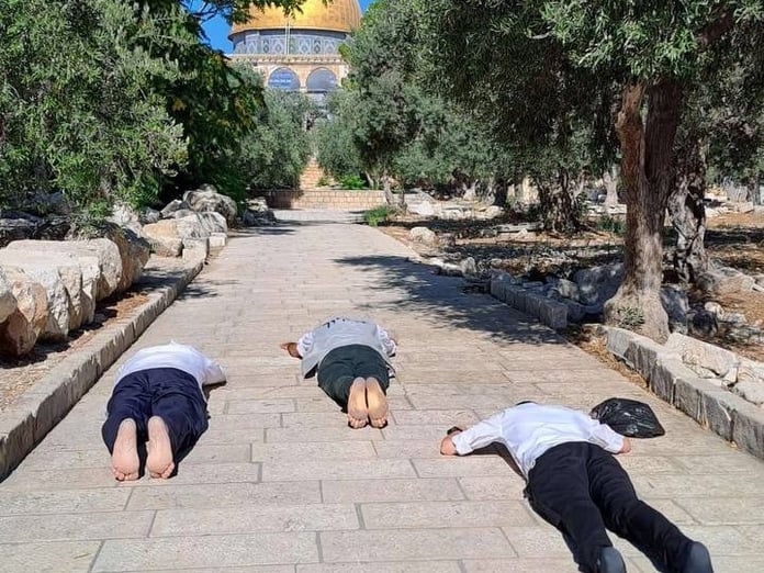 İsrailli işgalciler Aksa’ya baskın düzenledi