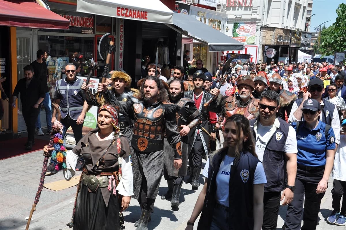 Zafer Meydanı’nda tarihi canlandıran kortej