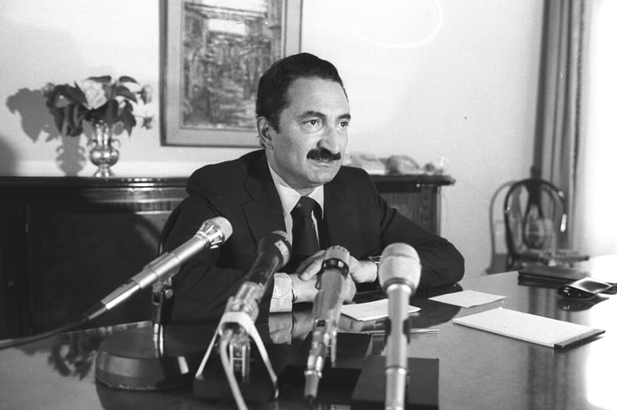 Tarihte Bugün: Bülent Ecevit CHP Genel Başkanı seçildi