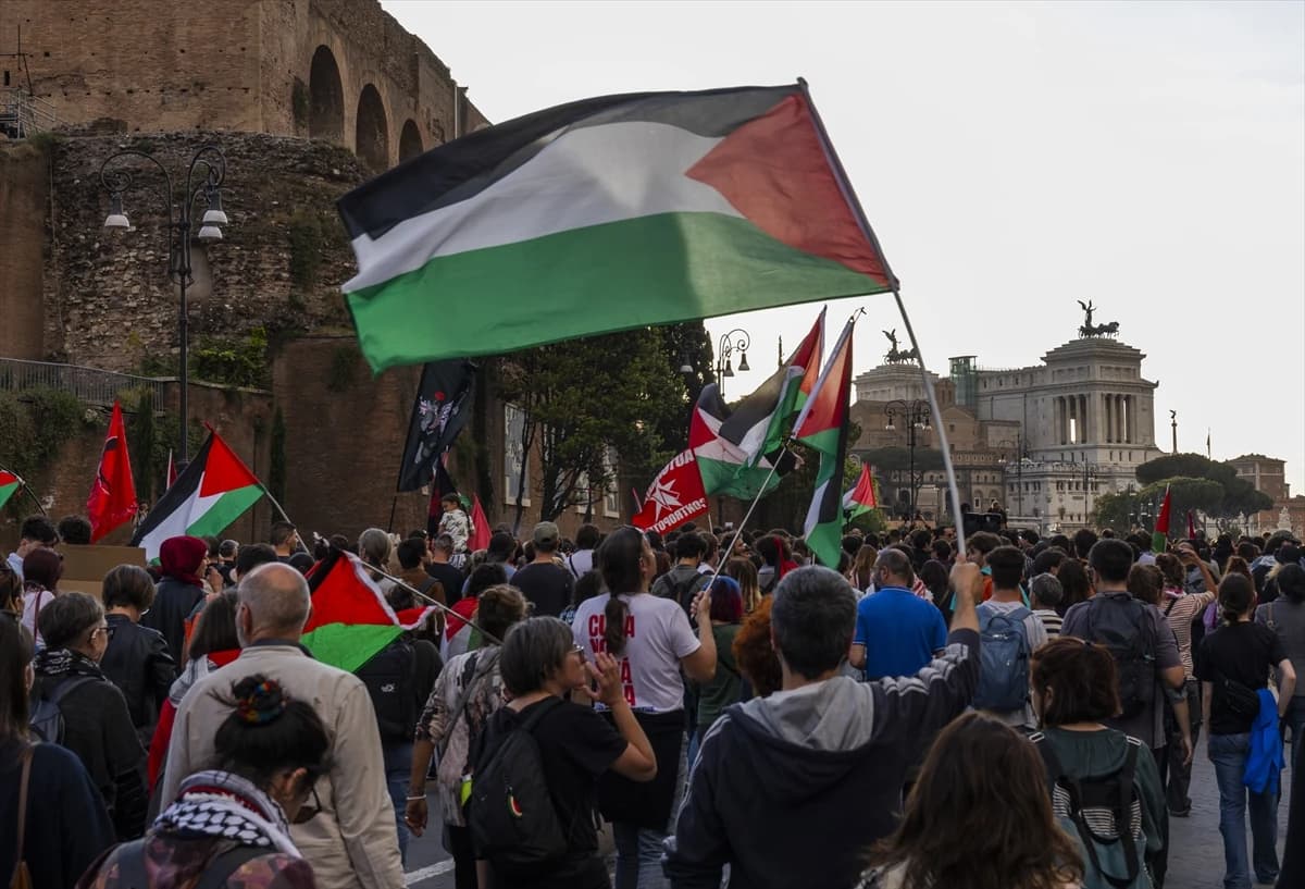 İtalya'da dev protesto: Binlerce kişi Sumud Filosu için sokakta