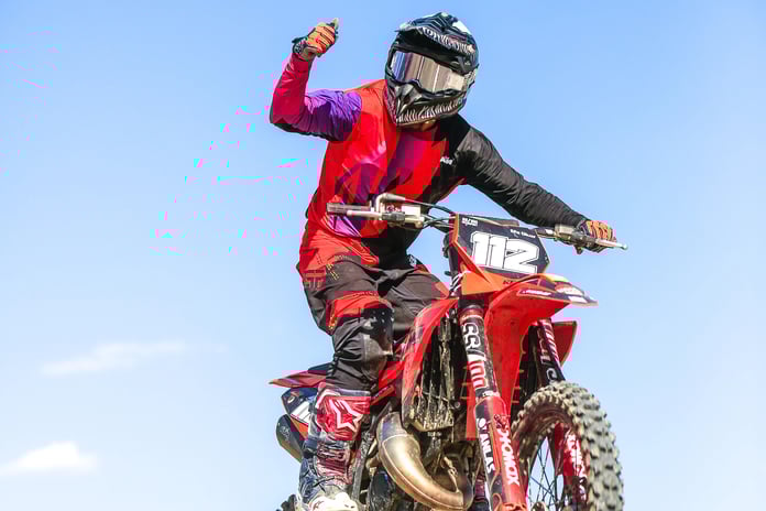 Efe Okur zirveyi bırakmadı: Milli sporcudan Çatalca'da çifte zafer ve tarihi parkur rekoru!