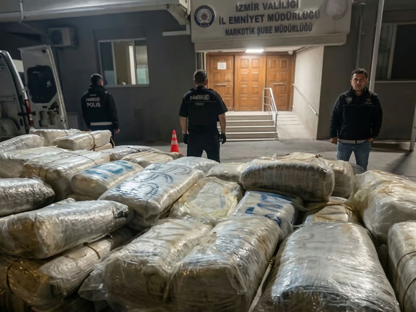 İzmir'de şüpheli araçtan 'zehir' fışkırdı! Tona yakın madde çıkarıldı 