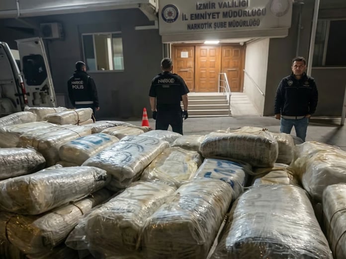 İzmir'de şüpheli araçtan 'zehir' fışkırdı! Tona yakın madde çıkarıldı 