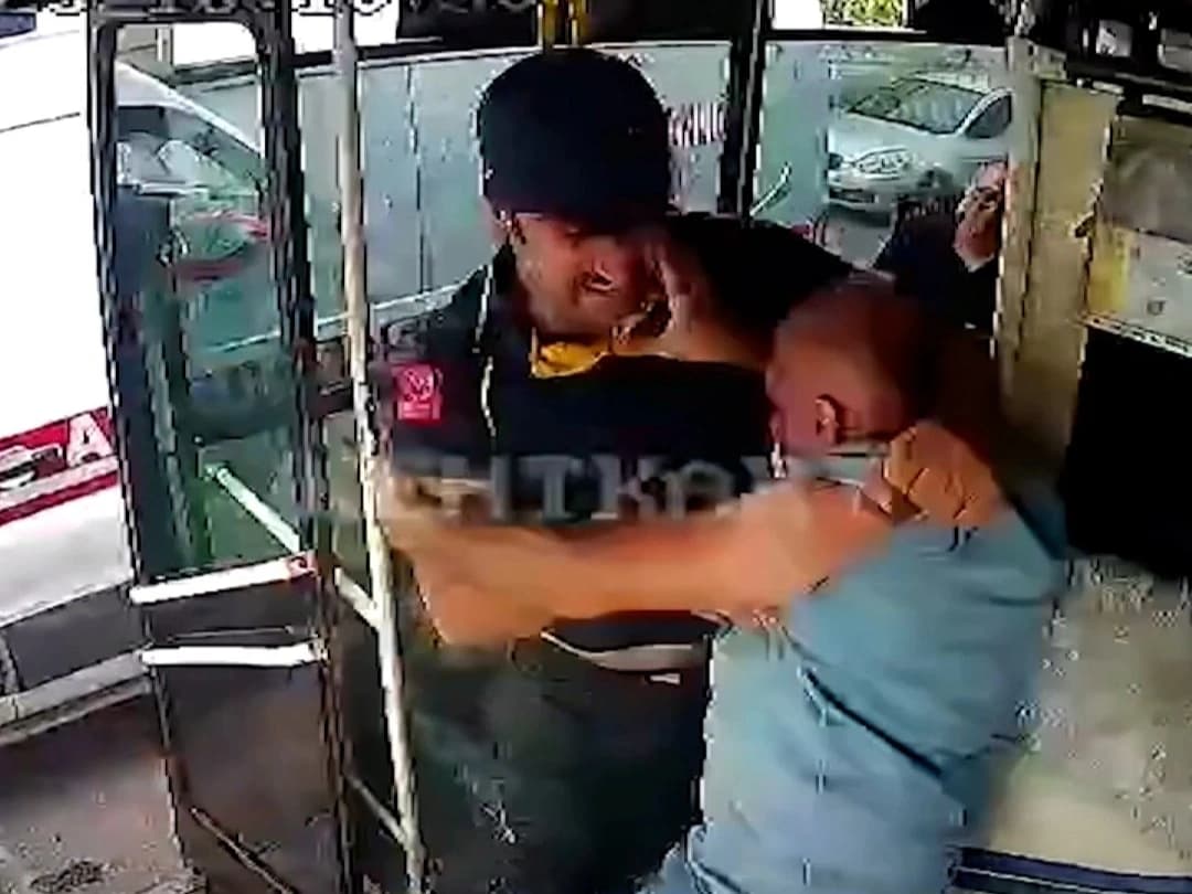 Ambulans şoförü, otobüs şoförüne saldırdı