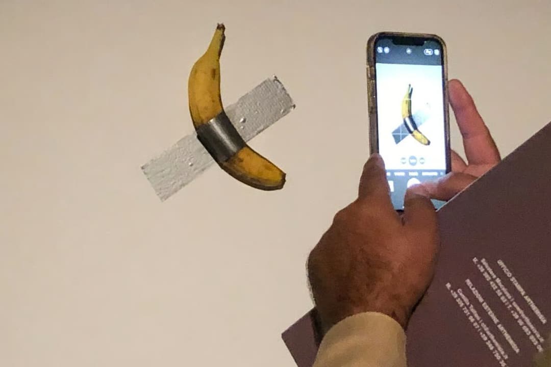 Cattelan'ın "Bantlı Muz" eseri yine yendi