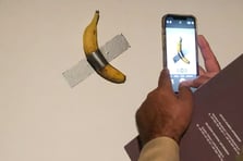 Cattelan'ın duvara bantlı muz eseri yine yendi: 6,2 milyon dolarlık eser gündemde