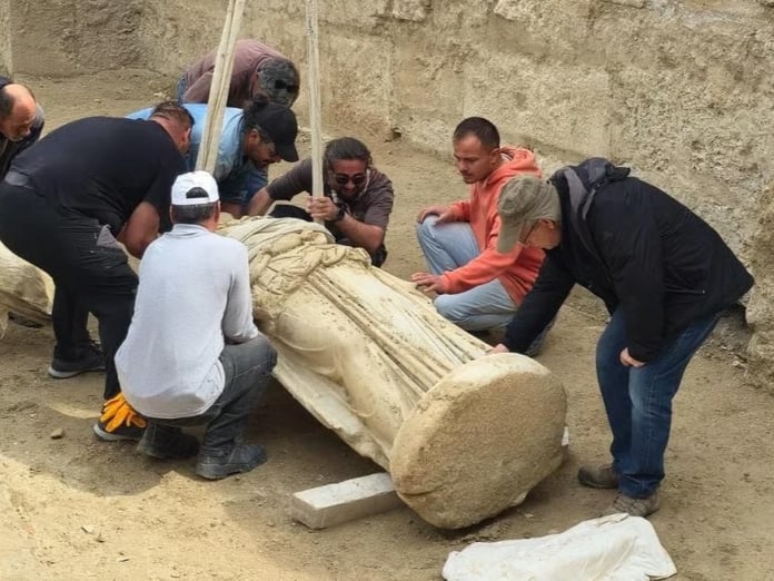 Laodikeia’da 2 metrelik Athena heykeli gün yüzüne çıkartıldı