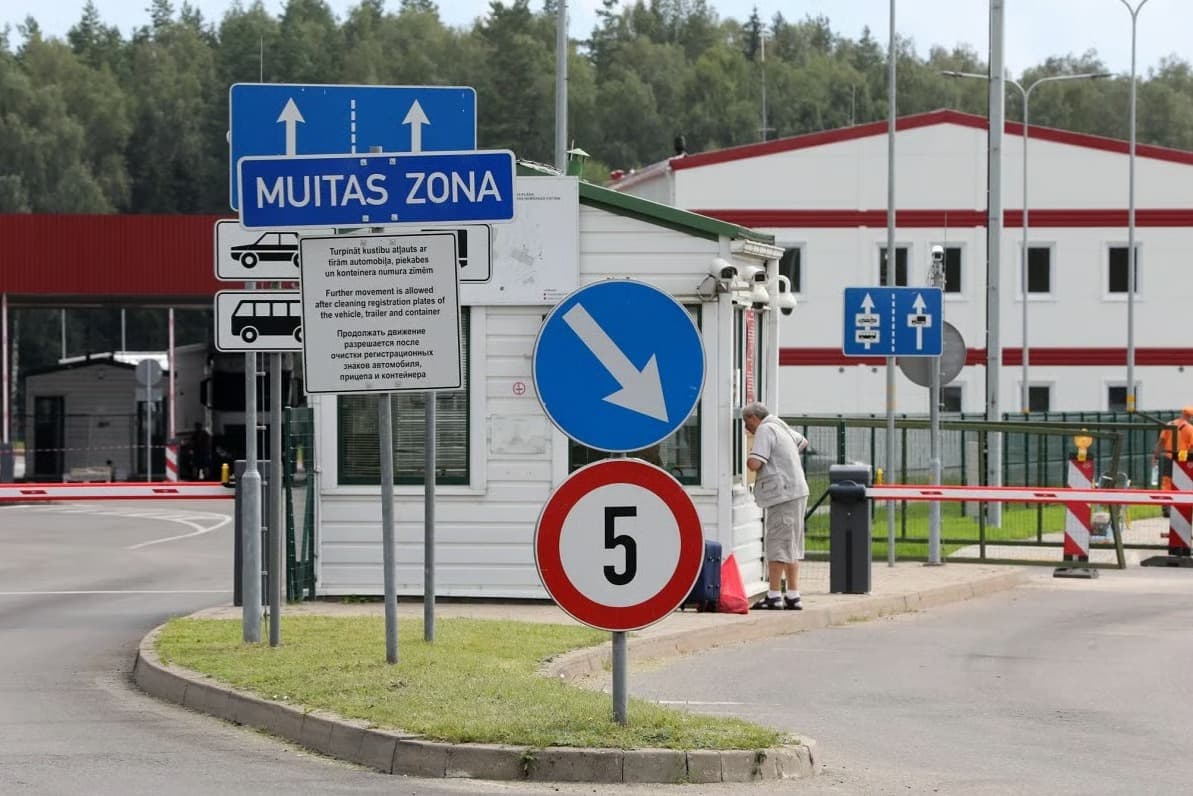 Letonya Belarus ile tek açık sınır kapısını da kapattı